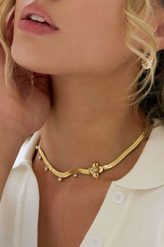 Flache, klobige Halskette mit Blumenanhänger – Gold Bild3